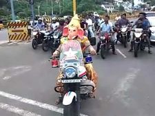 భక్తులారా! విశాఖలో వినాయకుడే వచ్చి ట్రాఫిక్స్ రూల్స్‌పై అవగాహన కల్పించారు!