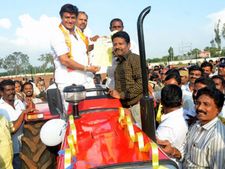 అందుకే! హిందూపురంలో ఓటు నమోదు చేసుకున్న బాలకృష్ణ: ట్రాక్టర్ నడిపి హల్‌చల్
