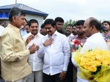 నేడు కిడారి, సోమా కుటుంబాలకు సిఎం పరామర్శ:విదేశీ పర్యటన ముగించి విజయవాడకు చేరుకున్న చంద్రబాబు