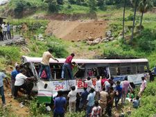 కొండగట్టు వద్ద ఘోర ప్రమాదం: లోయలో పడ్డ బస్సు, 58మంది మృతి, పలువురికి తీవ్రగాయాలు