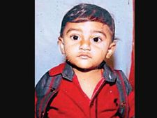 జాగ్రత్తలు తీసుకోవాల్సింది: విద్యుత్ ప్లగ్‌లో వేలు పెట్టి చిన్నారి మృతి