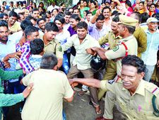 డిమాండ్లు పరిష్కరించకుంటే...అసెంబ్లీ ముట్టడిస్తాం:ఉపాధ్యాయ సంఘాల హెచ్చరిక