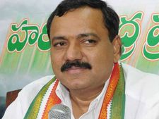 తుపాకీతో బెదిరింపులు: గండ్ర వెంకటరమణారెడ్డి, సోదరిడిపై కేసు నమోదు