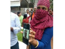 రూం బుక్ చేశా, వచ్చెయ్: మహిళకు సీఐ వేధింపులు, వారి సంభాషణ ఇదీ, సీఎం ఆగ్రహం