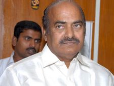 మహిళలతో ప్రబోధానంద అసభ్య ప్రవర్తన, హత్యలూ: జేసీ, శిష్యుల ఎదురుదాడి