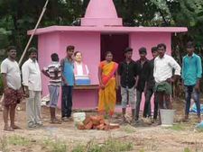 ఆయనే మాకు దేవుడు: కేసీఆర్‌కు గుడికట్టిన అభిమాని