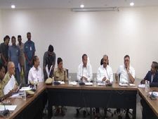 ఐఎఎస్ అధికారులతో స్పీకర్ కోడెల సమావేశం:కోడెలవి సిగ్గుమాలిన చర్యలంటున్న వైసిపి