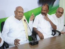 అప్పుడు కాంగ్రెస్ నిర్ణయం కరెక్టే:రోశయ్య; కుటుంబరావుకు టేకింగ్, మేకింగ్ కు తేడా తెలియదు:ఉండవల్లి