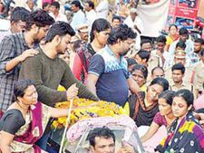 అంత్యక్రియల్లో అమృత కన్నీరుమున్నీరు: హత్య సూత్రధారికి ఉగ్రమూలాలు?