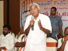 కాంగ్రెస్ కు ప్రథమ శత్రువు వైసిపినే...జగన్‌ను వదిలి సీఎంను తిడతారా?:కెవిపిపై విరుచుకుపడ్డ కాంగ్రెస్ 