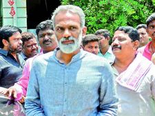 పెట్రోల్ బాటిల్‌తో హంగామా, కార్యకర్తలకు వంగవీటి రాధా హెచ్చరిక: రంగంలోకి నేతలు, జగన్ చెప్పేవరకు..
