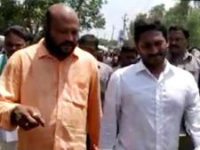 వైయస్ జగన్ వెంట నడిచిన సినీ నటుడు ఫిష్ వెంకట్