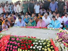 రాజన్న రాజ్యం జగన్ తోనే సాధ్యం:విజయమ్మ; ఇడుపులపాయలో వైఎస్సార్‌కు ఘనంగా నివాళి
