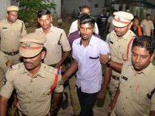  సంచలనం:శ్రీనివాస్‌ ఖాతాలో ఇటీవలే పెద్ద మొత్తంలో నగదు జమ...సోమవారం అకౌంట్లు పరిశీలన