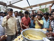 ఇక్కడి అధికారులకు సెలవులు లేవు...నేనిక్కడే ఉంటా:శ్రీకాకుళంలో సిఎం చంద్రబాబు