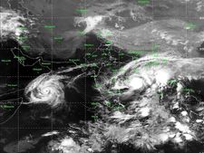 శ్రీకాకుళంలో తీరం దాటిన టిట్లీ: భారీ గాలులు, వర్షాలు, ఎగిసిపడిన అలలు
