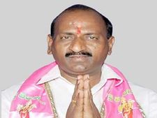 ఎన్నికల కోడ్: ప్రలోభపెట్టిన మాజీ ఎమ్మెల్యే రవీందర్‌పై కేసు, టీఆర్ఎస్ అభ్యర్థికి చేదు అనుభవం