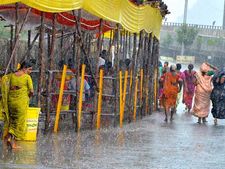 బెజవాడలో భారీ వర్షం...తడిసి ముద్దయిన కనక దుర్గమ్మ భక్తులు