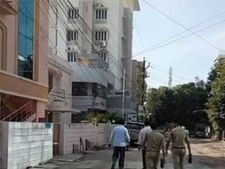 ఏపీలో మరోసారి ఐటీ సోదాల కలకలం...గుంటూరు జిల్లాలో ఉదయం నుంచి తనిఖీలు