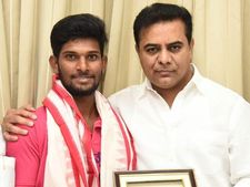 బెజవాడ నుంచి పాదయాత్ర: కేసీఆర్ కోసం ప్రచారం చేస్తానని ఏపీ రోహిత్, కేటీఆర్ ఆలింగనం 