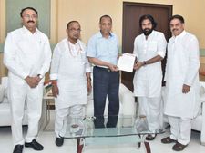 సీఎం సాయం సరిపోలేదు: గవర్నర్‌కు పవన్ ఫిర్యాదు, అప్పటిదాకా ఎన్నికల్లేవు: చంద్రబాబు