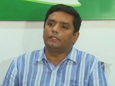 వైసిపి నేత,మాజీ ఎమ్మెల్యే సాయిరాజ్‌పై కేసు నమోదు...ధర్నా లో ఆత్మహత్యాయత్నమే కారణం