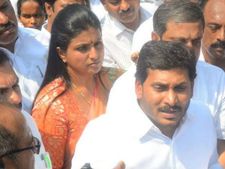 జగన్‌పై దాడి కుట్రే, ఇవి చాలవా? శ్రీనివాస్ రూ.కోటితో భూమి బేరమాడాడు: రోజా ఆరోపణలు