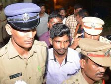 ఒక్కసారి మా అబ్బాయిని చూపించండి...పోలీసులకు శ్రీనివాస్ తల్లిదండ్రుల వేడుకోలు:విశాఖకు తరలింపు