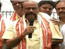 విజయవాడ: దుర్గగుడిలో పోలీసుల ఓవరాక్షన్...ఛైర్మన్ నే నిలిపివేశారు;మనస్థాపంతో తిరుగుముఖం 
