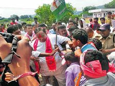 సహనం కోల్పోయిన టీఆర్ఎస్ మాజీ ఎమ్మెల్యే: బూటు కాలితో తన్నుతూ..!