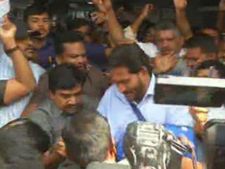  మీపై నమ్మకంలేదు: ఏపీ పోలీసులకు జగన్ షాక్, స్టేట్‌మెంట్‌కు నో, ఆసుపత్రి నుంచి డిశ్చార్జ్