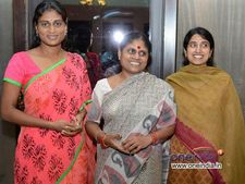 ఏంమాటలవి, జాగ్రత్త!: షర్మిల-విజయమ్మలను లాగిన రాజేంద్రప్రసాద్‌కు బాబు క్లాస్