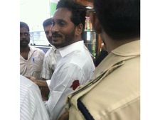 విశాఖ ఎయిర్‌పోర్టులో వైయస్ జగన్‌పై కత్తితో దాడి: రక్తంతో తడిసిన షర్ట్, రోజా వార్నింగ్, కంటతడి