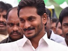 స్టేట్‌మెంట్ కోసం పోలీసులు రెండో లేఖ: '8 నెలలుగా జగన్ కదలికలపై నిఘా, శివాజీ సీక్రెట్స్ బయటపెట్టాలి'