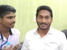 ఆ చివరి పేజీ హడావిడిగా రాశారు, తీగలాగుతున్నాం!: జగన్‌పై దాడి చేసిన వ్యక్తిపై విశాఖ సీపీ