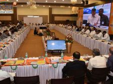 ఆ బస్సులు ఒక్కసారి వాడి చూస్తే తెలుస్తుంది...ఆర్టీసీ ఎండీ సురేంద్రబాబుపై సీఎం చంద్రబాబు ఆగ్రహం