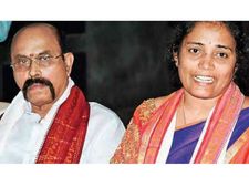 దుర్గ గుడిలో మరో వివాదం;దసరా బ్రహ్మోత్సవాల్లో అక్రమాలు; బెదిరింపులపై ఈవో పోలీసులకు ఫిర్యాదు