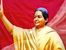 అమ్మ జయలలిత విగ్రహం ఆవిష్కరణ: ముఖంలో చిన్నమ్మ శశికళ పోలికలు ఉన్నాయని! 