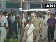 చంద్రబాబుకు మమతా బెనర్జీ ఘన స్వాగతం, నవంబర్ 22 భేటీ వాయిదా