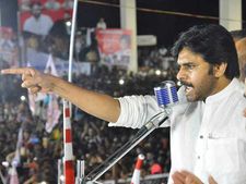 చొక్కా పట్టుకొని అడగండి, భారత్ మాతాకీ జై అనలేదు: జగన్‌ను టార్గెట్ చేసిన పవన్