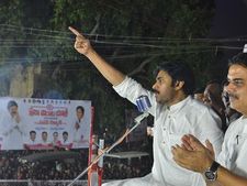 కంఠంలో ప్రాణం ఉండగా అలా కానివ్వను, 100 కోట్ల ఆదాయం వదిలేశా: బాబు-జగన్‌లపై పవన్