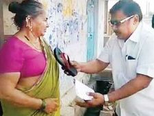 పనులు చేయకుంటే కొట్టండి.. హామీలు నెరవేర్చకుంటే తప్పుకుంటా.. చెప్పులు, రాజీనామా పత్రాలతో వింత ప్రచారం