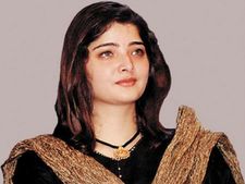 నడి రోడ్డులో ప్రముఖ లేడీ సింగర్ కు టార్చర్ పెట్టిన క్యాబ్ డ్రైవర్: బూతులు, ఎస్కేప్! 