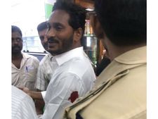 జగన్‌పై హత్యాయత్నం, సిట్ నివేదికను సీల్డ్ కవర్లో అడిగిన హైకోర్టు: లాయర్ ఏం చెప్పారంటే?