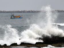 కోస్తాను వణికిస్తున్న తుఫాను : తీవ్ర తుఫానుగా పెథాయ్‌