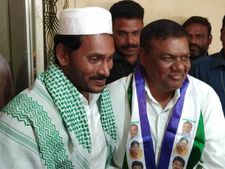 అనంత‌లో టిడిపికి ఎదురుదెబ్బ : వైసిపి లోకి సీనియ‌ర్ నేత : అక్క‌డ ప‌ట్టు ఎవ‌రిది..!