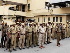 ఏపిలో తెలంగాణ పోలీసులు : ఏపి పోలీసుల నామ్ కే వాస్తే : ఏం జ‌రుగుతోంది..!