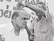 గాడిద పై ఊరేగింపు : గుండు గీయించుకొని నిర‌స‌న : ప‌్ర‌త్యేక హోదా కోసం..