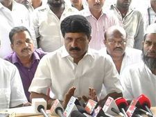 కేసీఆర్‌కు డబుల్ షాక్: నల్గొండ కీలక నేత దుబ్బాక రాజీనామా, కాంగ్రెస్‌లోకి ఖమ్మం ఉషారాణి