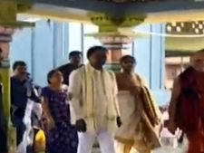 కేసీఆర్ కు స్వరూపానందేంద్ర స్వామి ఆశీస్సులు.. శారదపీఠంలో పూర్ణకుంభంతో స్వాగతం